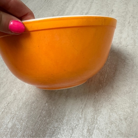 Vintage Pyrex bowl  Flamenglo 2 1/2 quart nesting  mixing bowl - Picture 5 of 11